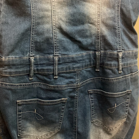 Venus jean shirt sleeve mini dress with buttons and zipper. - Picture 9 of 10